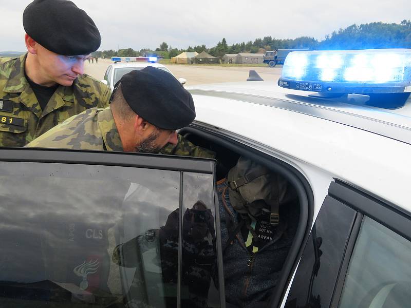 Protiletadlový raketový pluk Strakonice a civilní zálohy cvičily na bechyňské základně vedení boje se vzdušným protivníkem včetně zásahu proti demonstrantům útočícím na jejich techniku.