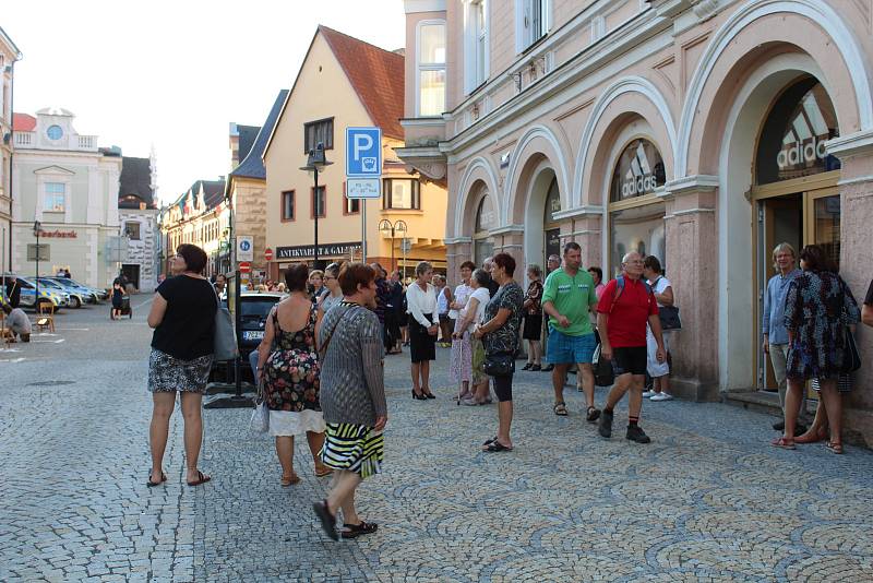 Táborské divadlo zahájilo novou sezonu. Došlo i na akrobacii v podání Elišky Brtrnické.