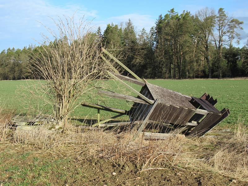 Stromy z neděle na pondělí padaly v Bojbukách, Turovci, Nadějkově, Dráchově, Veselí nad Lužnicí, Opařanech a u Košic. Na poli u Dlouhé Lhoty leží dokonce převrácená kazatelna.