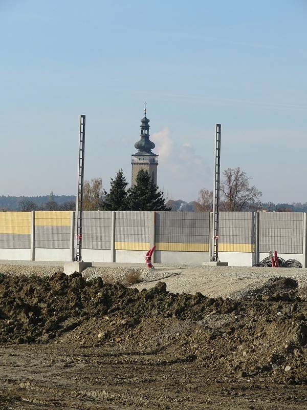 Nová téměř devítikilometrová přeložka na IV. koridoru v úseku Soběslav - Doubí u Tábora zase povyrostla. Takto stavba vypadá na konci října 2021.