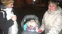 Na Bechyňském náměstí T.G. Masaryka si zazpívali rodiče i děti.