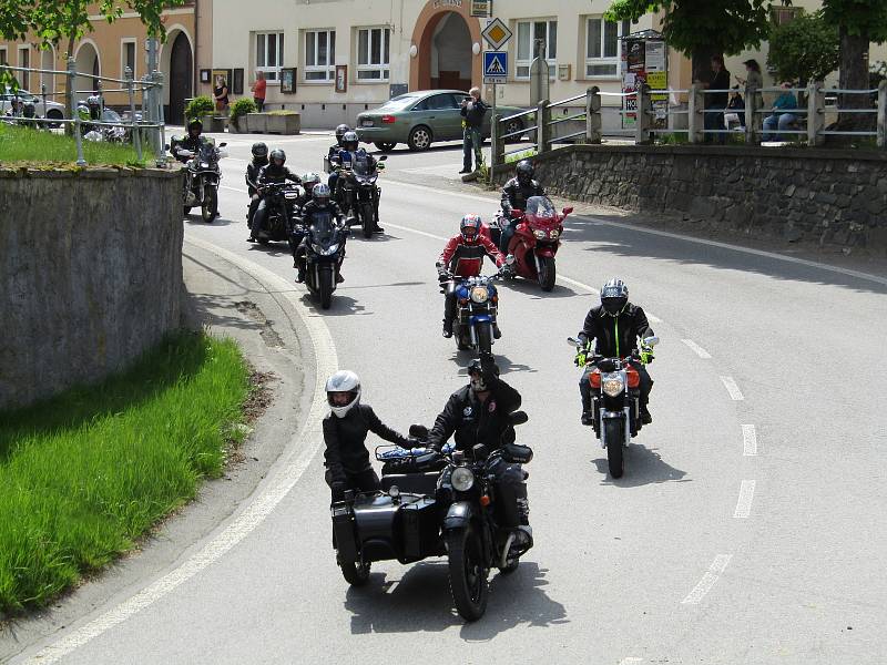 V pořadí 6. ročník Motorkářského požehnání v Chýnově se vydařil, hojné účasti přálo počasí a i atmosféra byla opět magická.