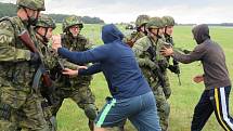 Protiletadlový raketový pluk Strakonice a civilní zálohy cvičily na bechyňské základně vedení boje se vzdušným protivníkem včetně zásahu proti demonstrantům útočícím na jejich techniku.