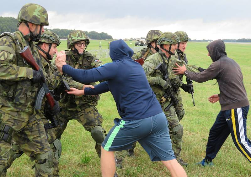 Protiletadlový raketový pluk Strakonice a civilní zálohy cvičily na bechyňské základně vedení boje se vzdušným protivníkem včetně zásahu proti demonstrantům útočícím na jejich techniku.