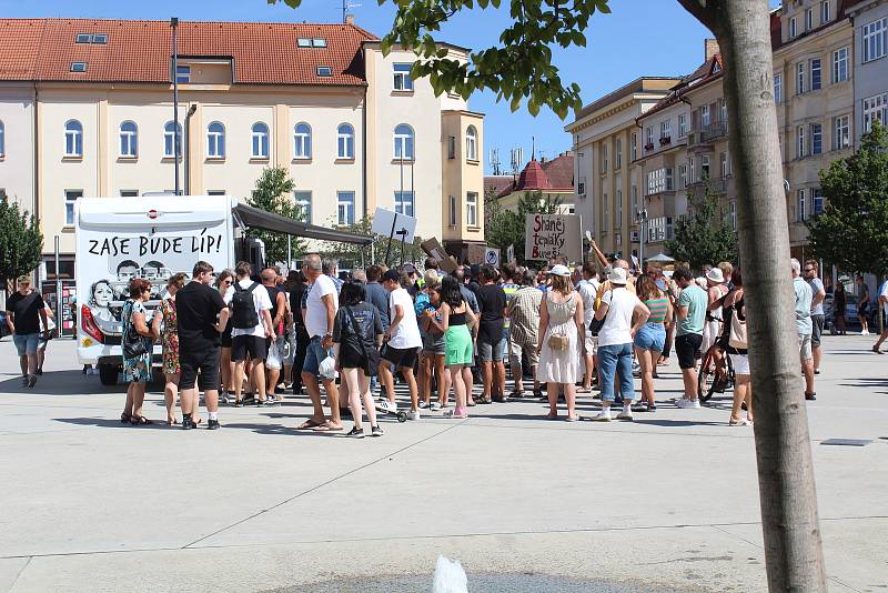 Babiše v Táboře přivítal pískot. Jsou to fašisti a nacisti, reagoval