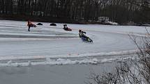 V neděli se v Soběslavi jel závod na ledové ploché dráze. 