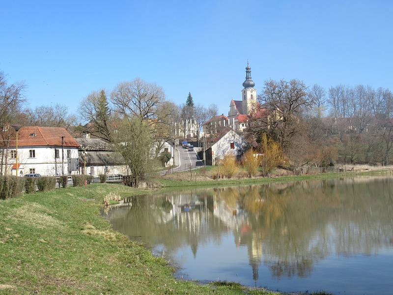 Výstava multifunkčního sportoviště v Chýnově pokračuje.