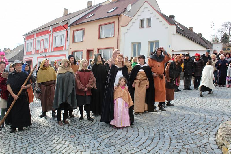 K pranýři v sobotu v Jistebnici připoutali mladou zlodějku.