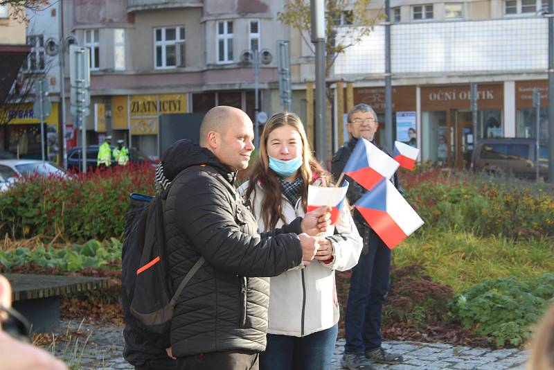 V Táboře v sobotu odpoledne demonstrovali odpůrci roušek a vakcinace. Jedním z řečníků byl i předseda krajně pravicové Národní demokracie Adam B. Bartoš.