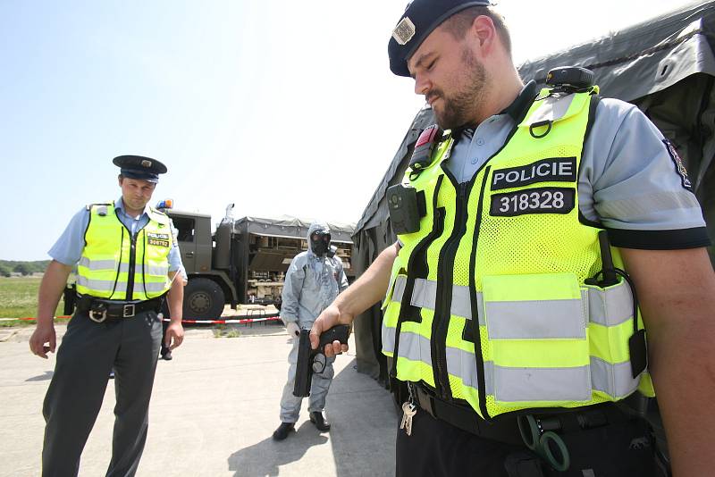 V případě ozáření radiací policistů a vojáků by se o dekontaminaci zbraní a jejich držitelů postarali armádní chemici.