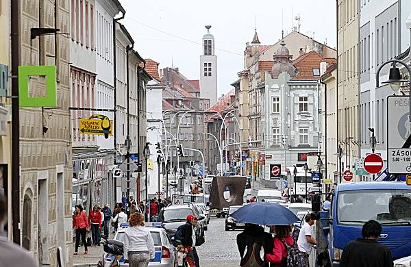 BRÁNA ČASU. Sochař Albert Králiček instaloval spolu s uměleckými slévači, bratry Horákovými, na Křižíkovo náměstí v Táboře bronzovou plastiku s názvem Brána času a Cesta. Jsou na ní otisky nohou a rukou obyvatel, v noci bude svítit.