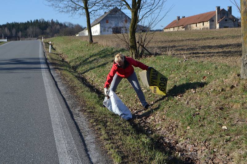 Letos už pojedenácté se pustili do úklidu okolí města členové mladovožického cyklistického klubu.