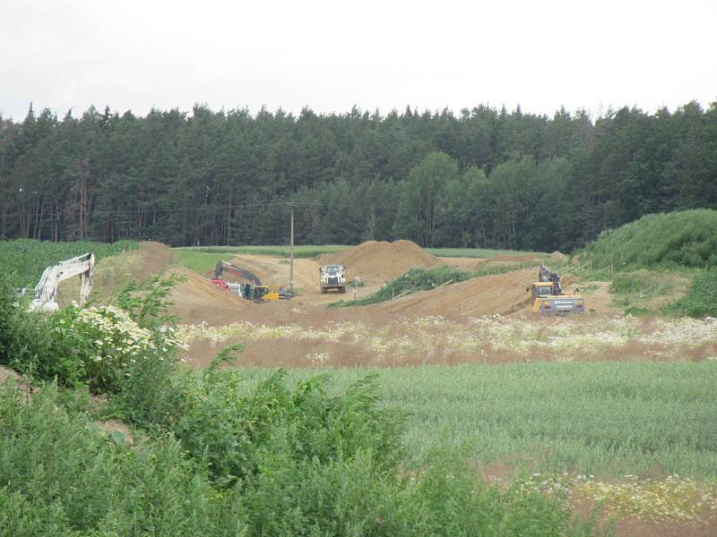 Výstavba nového devítikilometrového úseku IV. mezi Soběslaví a Doubím u Tábora opět pokročila. Přeložka, která vyjde Správu železnic na více než 4 miliardy dostává postupně podobu, rostou mostní pilíře a vyhlouben je i Zvěrotický tunel.