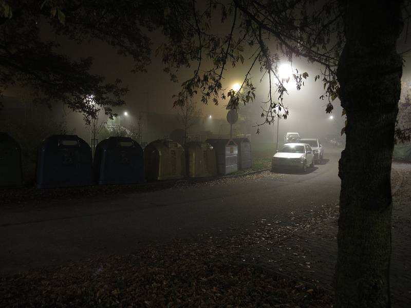 Jihočeská města se po setmění mění v liduprázdné osady, atmosféru tento víkend umocnila ještě mlha. Snímek je z Plané nad Lužnicí.