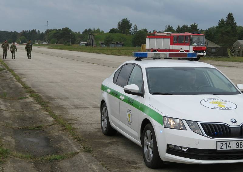 Protiletadlový raketový pluk Strakonice a civilní zálohy cvičily na bechyňské základně vedení boje se vzdušným protivníkem včetně zásahu proti demonstrantům útočícím na jejich techniku.