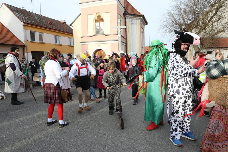 Veselští se rozhodli po letech obnovit tradici masopustního veselí, maškary prošly městem v sobotu 15. února odpoledne.