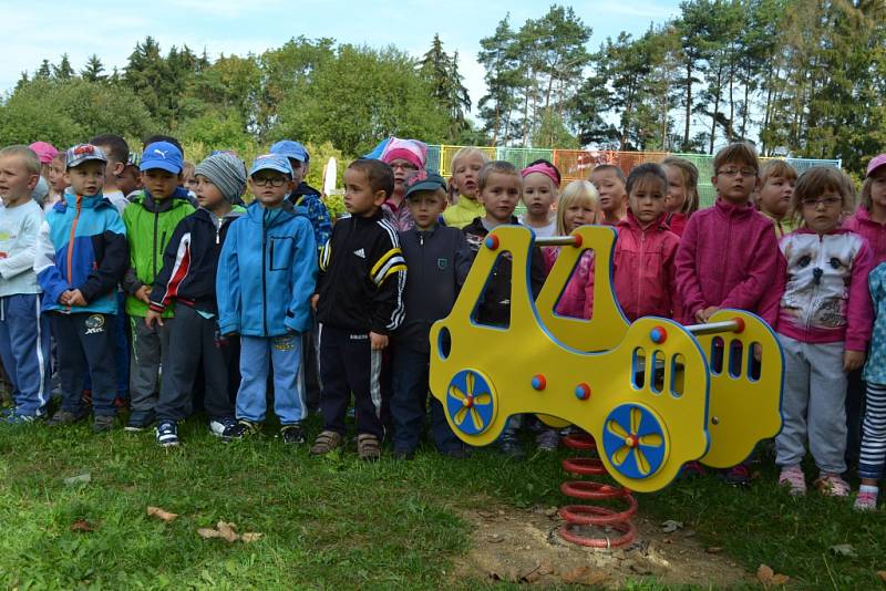 Nové prvky na hřišti u mateřské školy na Sídlišti nad Lužnicí.