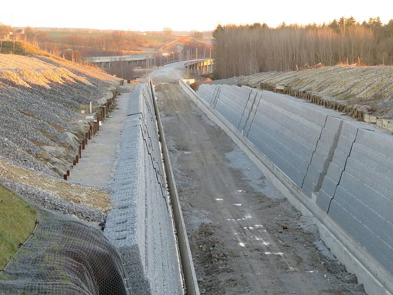 Výstavba nové přeložky IV. koridoru v úseku Soběslav - Doubí u Tábora v lednu 2022.