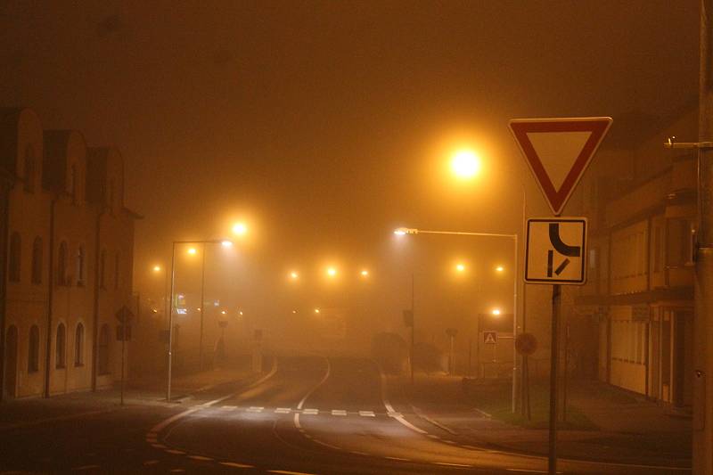 Ulice ve Veselí nad Lužnicí jsou po 21. hodině v době nouzového stavu prázdné.