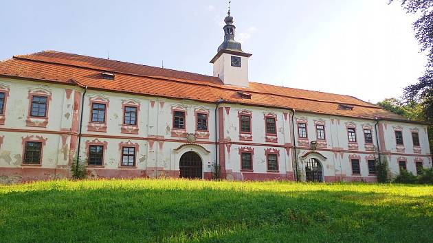 Pozdně barokní zámek v Nadějkově vznikl přestavbou vodní tvrze ze 14. století