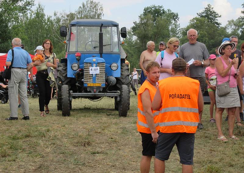 Na šedesát traktorů soutěžilo na hřišti v Dráchově.  Lenka Pospíšilová