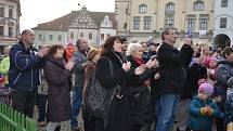 Na Žižkově náměstí v Táboře lidé naslouchali hře na zvony. 