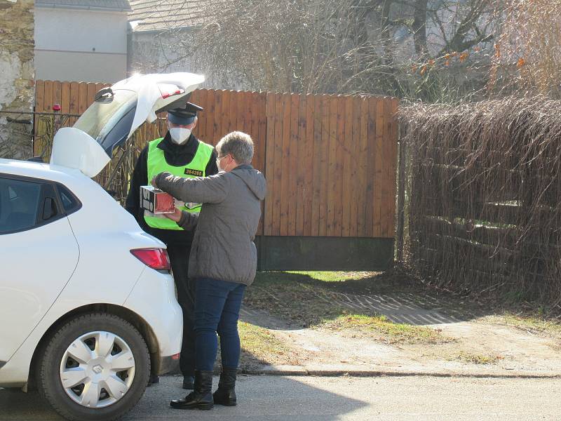 Policejní kontroly na hranicích Táborska a Jindřichohradecka se v pondělí 1. března uskutečnily bez problémů. Podle zasahujících policistů byli řidiči připraveni a disponovali alespoň čestným prohlášením.