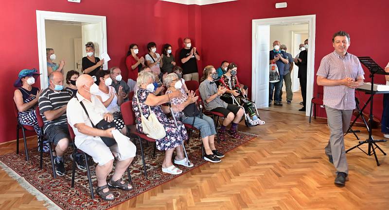 Slavnostní otevření Weisova domu v pátek 16. července se zúčastnila řada významných hostů včetně starosty Víta Rady. O hudební program se postarali manželé Molíkovi.