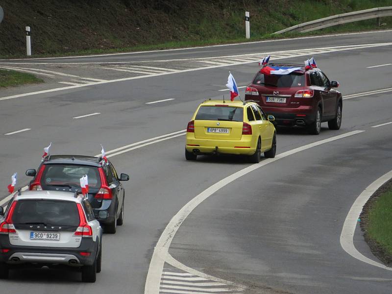 V neděli 2. května se asi tři desítky automobilů vybavené českými vlajkami setkaly v Táboře a vyjely směr Písek.