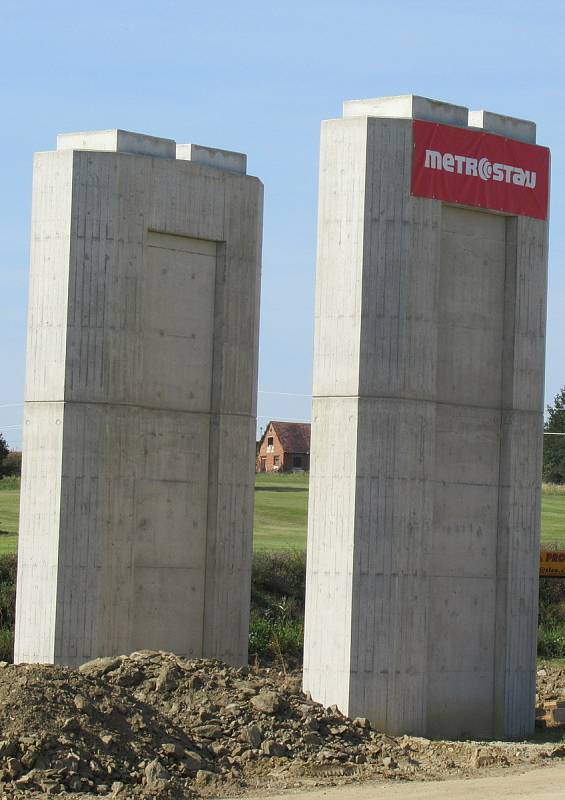 Za stanicí Soběslav vzniká Zvěrotický tunel, který bude ve finále měřit 370 metrů. Na něj navazuje přemostění komunikace ve směru na Sedlečko. Estakádu vytvoří celkem 27 mostních polí.