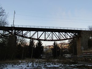 Železniční most v Táboře s Křižíkovou elektrárnou.