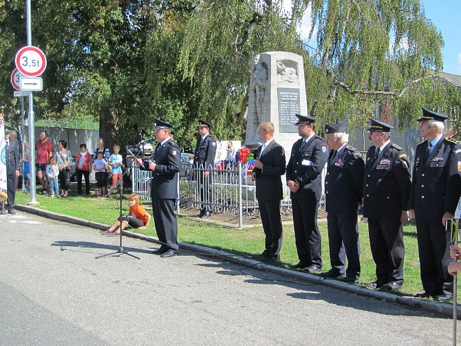 K pomníku padlých v Tučapech položili hasiči věnce. Součástí oslav bylo požehnání praporům obce i