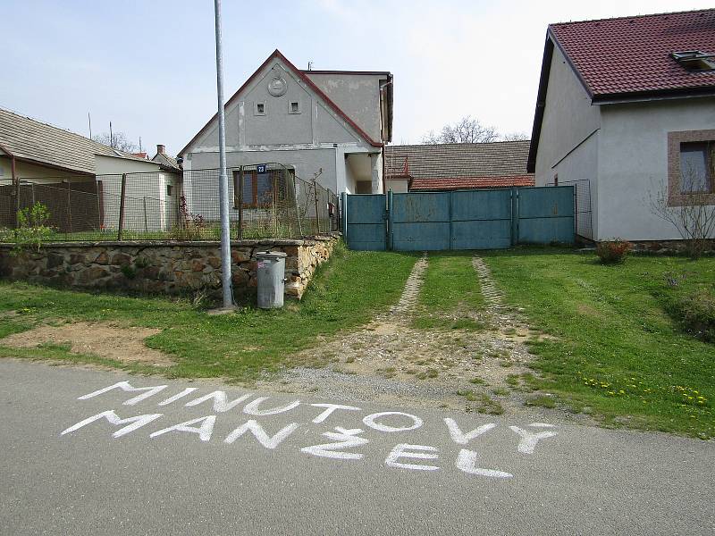 Minutový manžel, rikša, hlídač T., či uhlobaron, ti všichni bydlí v Katově na Táborsku a na 1. máje to měli napsáno vápnem před vstupem do domu.