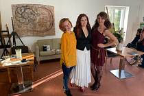 Jiřina Daňhelová, Eva Toulová a Lucie Ottová na zahájení výstavy v Galerii Záliv v Bechyni.