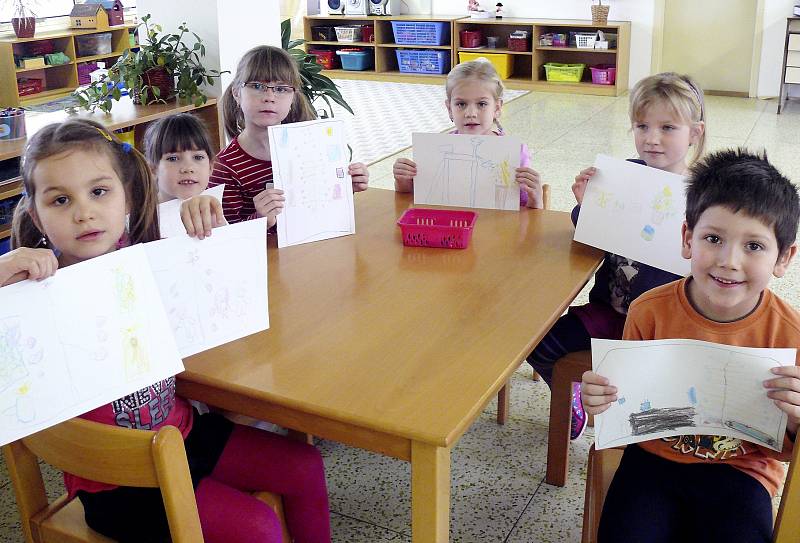 Předškoláci z MŠ ve Světlogorské ulici na Sídlišti nad Lužnicí včera kreslili, jaké dárky dostali pod vánoční stromek. Prostřednictvím obrázku je ale učitelka seznamuje s tradicemi a obyčeji. 