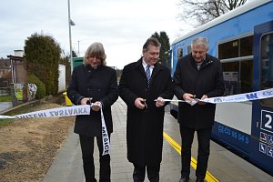 V pátek byla slavnostně pokřtěna nová železniční zastávka v Měšicích.