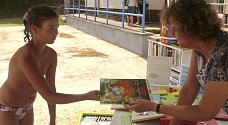 ČTENÍ U VODY. Devítiletá Tereza Dolejší z Prahy má ráda dobrodružné příběhy. Její volba proto včera u bazénu padla na komiks Asterix a velká zámořská plavba. S výběrem jí pomohla  knihovnice Dana Denišová.