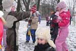 Děti z táborské mateřinky v Kollárově ulici si sněhovou nadílku užily.