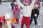 Děti z táborské mateřinky v Kollárově ulici si sněhovou nadílku užily.
