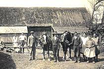 PŘED RODNÝM DOMEM. První fotografie z roku 1935 je zachycená na dvoře v Maršově č.p. 10. Nalevo vedle hloučku žen stojí Josef Drhovský a vedle jeho matka Anna.