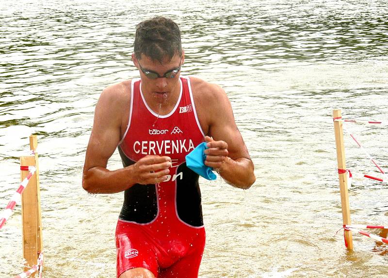 Domácí Lukáš Červenka zaplaval v mistrovském závodě fantastický druhý nejlepší čas, v dalších částech triatlonu ale ztratil.