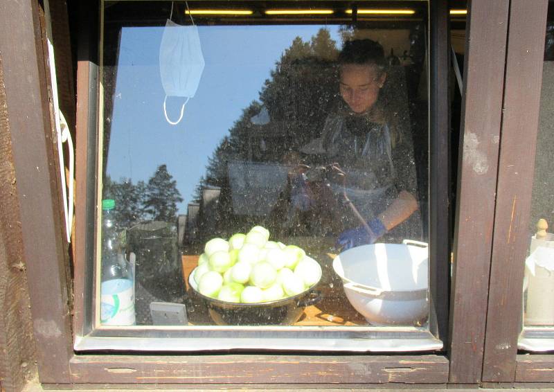 Letní Tábor v Borovanech Balloon club navštívily ve čtvrtek 13. srpna ředitelka českobudějovické hygieny Květoslava Kotrbová a hygieničky Marie Nosková a Romana Fürstová. Táborové zařízení nad Borovanským mlýnem absolvovalo důkladnou kontrolu bez poskvrny