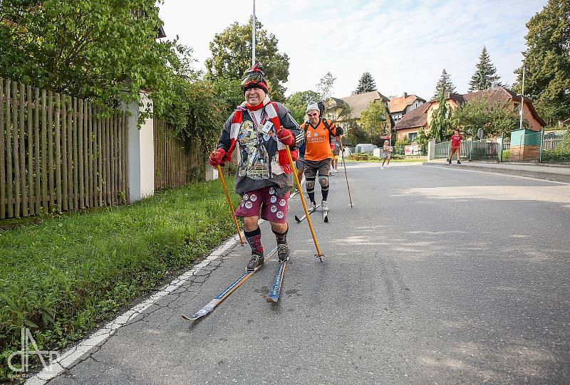 Pět členů horské služby Planá nad Lužnicí opět vyrazilo do ulic na běžkách v rámci 32. ročníku recesistické a sportovní akce HS Open.