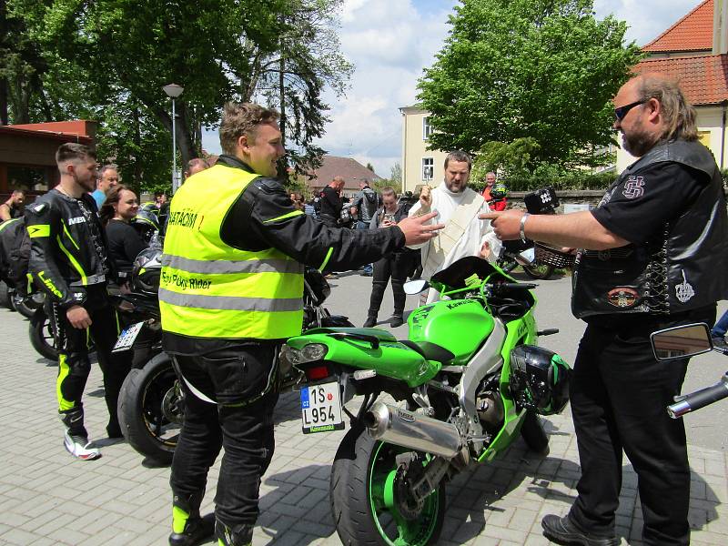 V pořadí 6. ročník Motorkářského požehnání v Chýnově se vydařil, hojné účasti přálo počasí a i atmosféra byla opět magická.