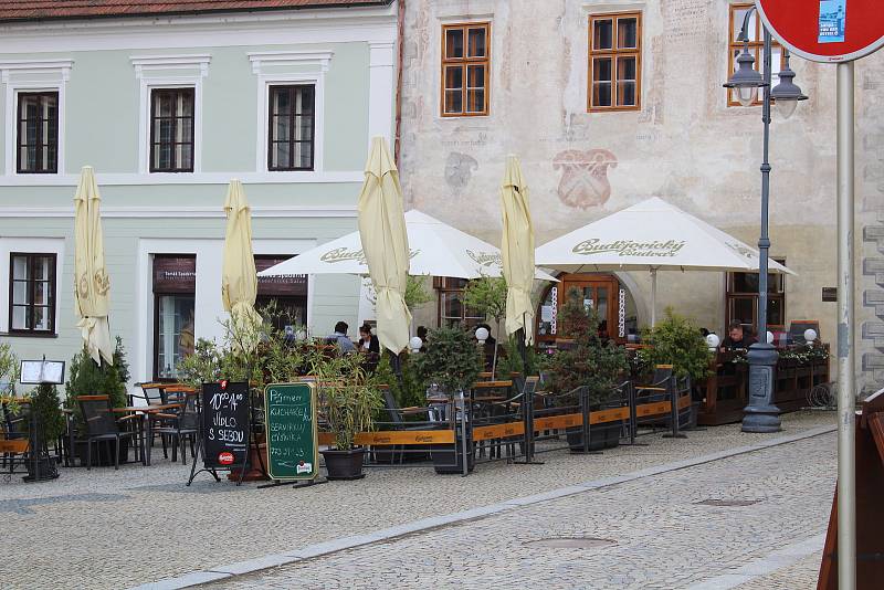 Zahrádky hospod se otevřely. Nával hostů se ale nekonal