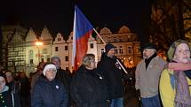 V sobotu večer se na Žižkově náměstí v Táboře konal pietní akt a zároveň demonstrace za odstoupení trestně stíhaného premiéra.