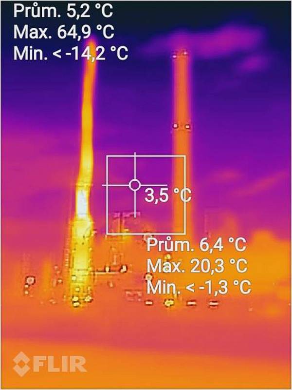 Požár komína v Plané zachycený termokamerou.