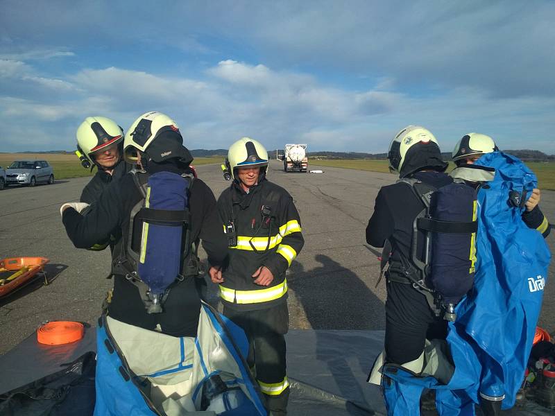 Ve čtvrtek 17. října na všechovském letišti došlo k fiktivní nehodě cisterny, profesionální hasiči ze stanice Tábor si tak vyzkoušeli zásah při úniku nebezpečné látky.