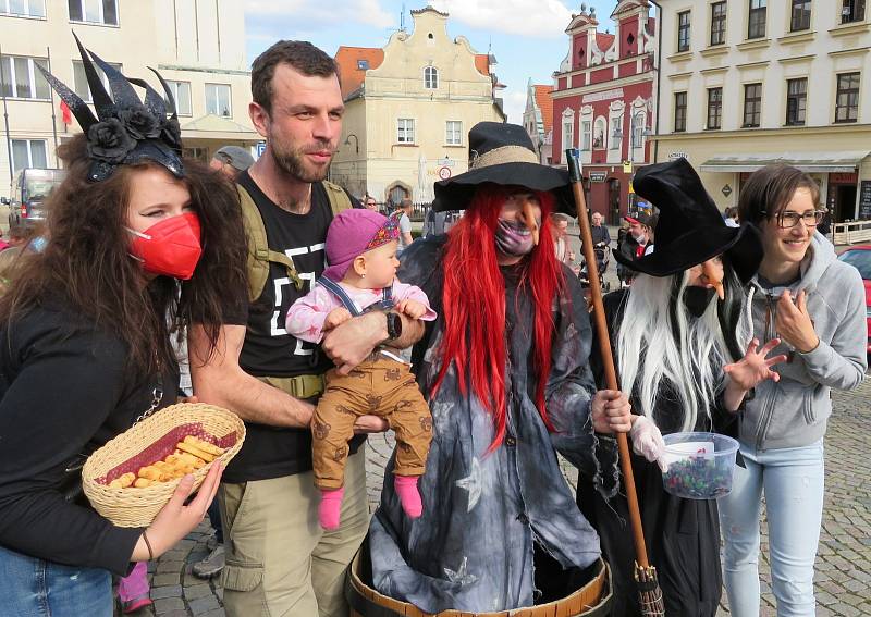 Čarodějnice v Táboře letos zapojily celou rodinu, vyrazily si také na výlet do Lomu. Na Žižkově náměstí na ně v pátek odpoledne čekaly desítky lidí.