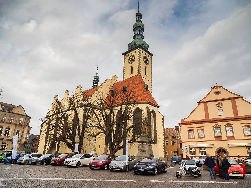 Elektromobily startovaly na Rallye Česká Sibiř z táborského Žižkova náměstí.